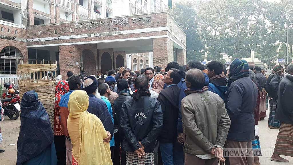 বিচারককে লক্ষ্য করে জুতা নিক্ষেপের অভিযোগ বাদীর বিরুদ্ধে