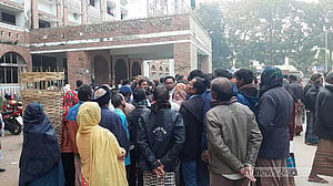 বিচারককে লক্ষ্য করে জুতা নিক্ষেপের অভিযোগ বাদীর বিরুদ্ধে