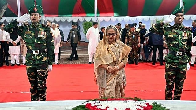 টুঙ্গিপাড়ায় বঙ্গবন্ধুর সমাধিতে প্রধানমন্ত্রীর শ্রদ্ধা