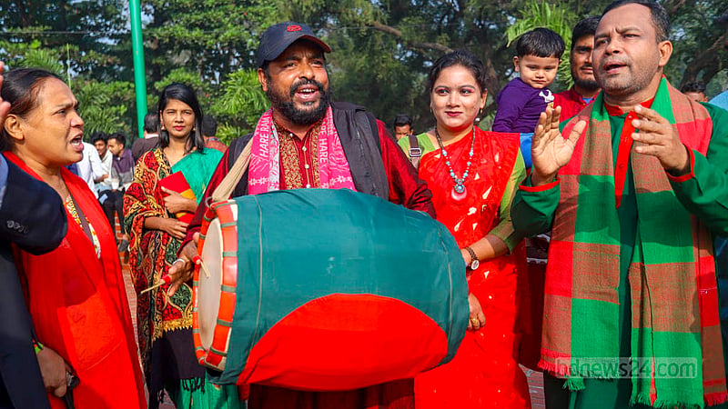 বিজয় দিবসে শনিবার সকালে সাভারের জাতীয় স্মৃতিসৌধে একাত্তরের বীর শহীদদের প্রতি শ্রদ্ধা জানায় বিভিন্ন শ্রেণি-পেশার মানুষ।
