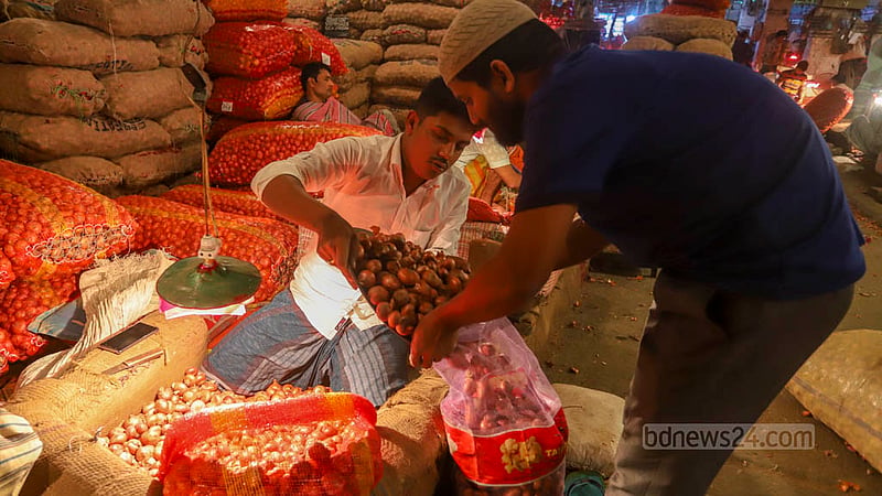 ঢাকার কারওয়ান বাজারে শনিবার বিকালে খুচরায় পেঁয়াজ কিনছেন এই ক্রেতা।