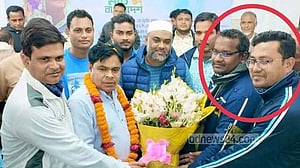 রাজশাহীতে নৌকার প্রার্থীকে ফুল দেওয়ায় এসআই প্রত্যাহার