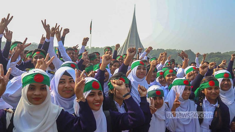 বিজয় দিবসে শনিবার সকালে সাভারের জাতীয় স্মৃতিসৌধে শ্রদ্ধা জানাতে আসে শিক্ষার্থীরাও।