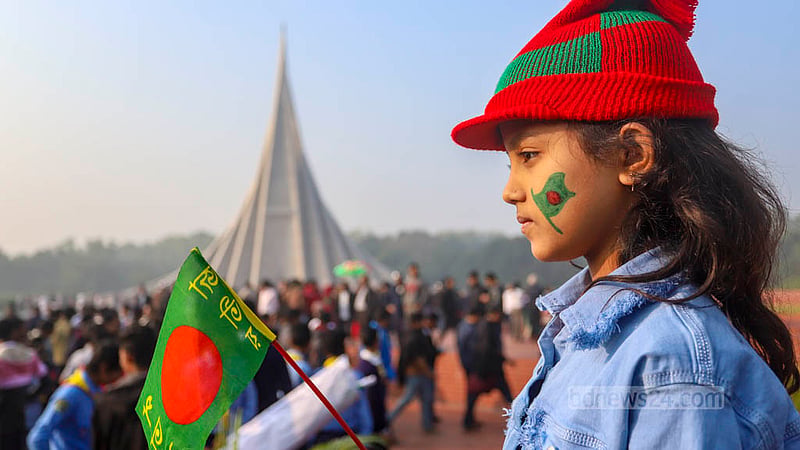 বিজয় দিবসে শনিবার সকালে সাভারের জাতীয় স্মৃতিসৌধে পরিবারের সঙ্গে শ্রদ্ধা জানাতে আসে শিশুরাও।