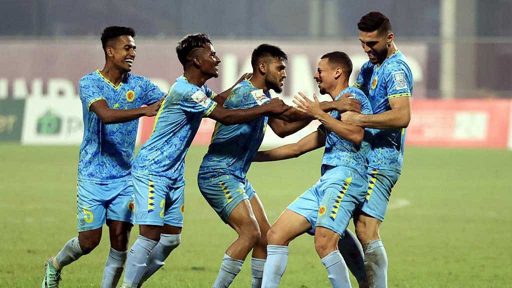 শ্বাসরুদ্ধকর টাইব্রেকার জিতে সেমি-ফাইনালে আবাহনী