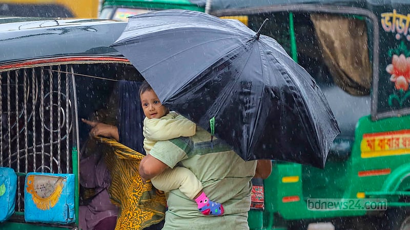 ঢাকার মোহাম্মদপুর তিন রাস্তা এলাকায় বৃহস্পতিবার&amp;nbsp;সকালে গুঁড়িগুঁড়ি বৃষ্টি থাকলেও দুপুরে এর তীব্রতা বাড়ে।