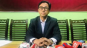 কক্সবাজার-৩: স্বতন্ত্র প্রার্থীর গাড়ি ভাঙচুরে অজ্ঞাতদের বিরুদ্ধে মামলা