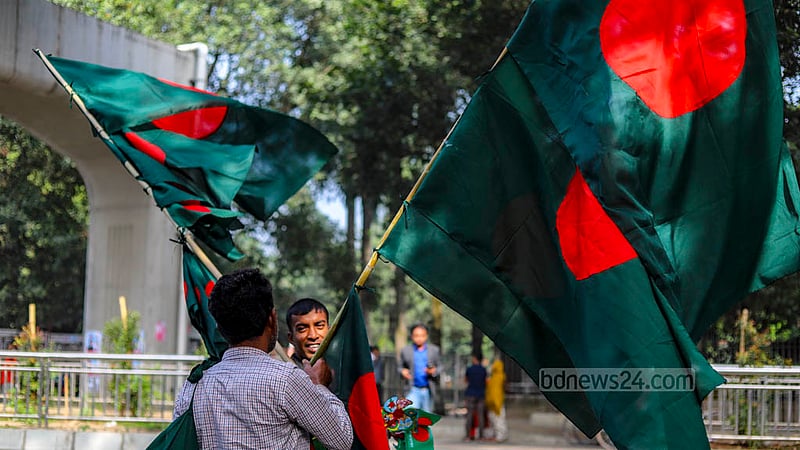 বিজয়ের মাসে ঢাকা বিশ্ববিদ্যালয় এলাকায় ঘুরে ঘুরে জাতীয় পতাকা বিক্রি করছেন অনেকেই।