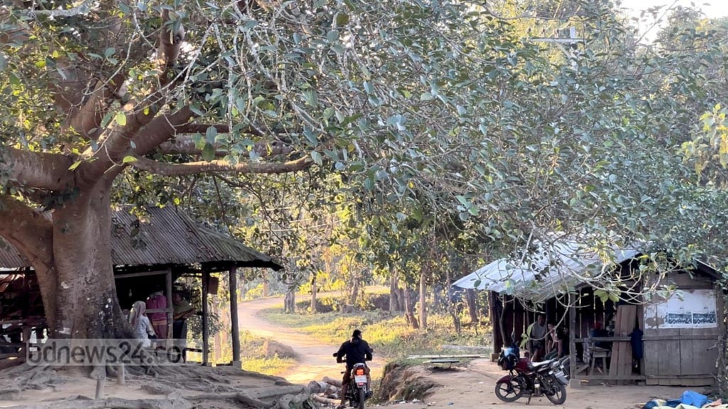 দুর্গম কেন্দ্র: ভোট দিতে পাহাড় ডিঙিয়ে হাঁটতে হয় ৫ ঘণ্টা