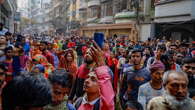 ঢাকার বনশ্রীর ডি ব্লকে এক বাসার সামনে গৃহকর্মীর লাশ পাওয়ার পর সেখানে জড়ো হয় উত্তেজিত জনতা।