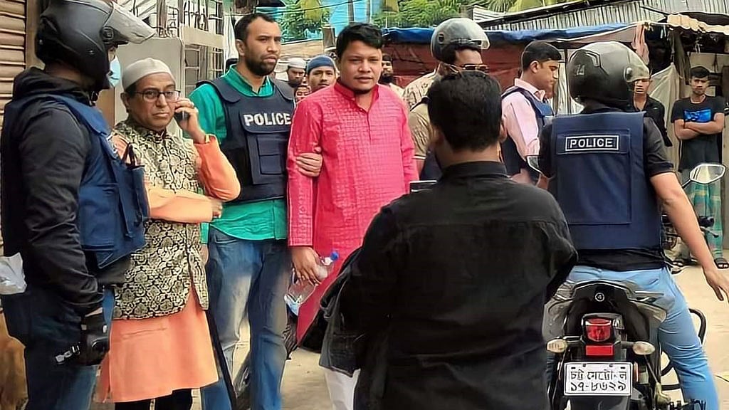 চট্টগ্রামে বিএনপির লিফলেট বিলির সময় গ্রেপ্তার ২