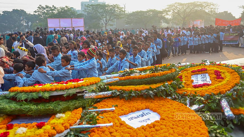 শহীদ বুদ্ধিজীবী দিবস উপলক্ষে বৃহস্পতিবার সকালে জাতির শ্রেষ্ঠ সন্তানদের শ্রদ্ধা জানাতে রায়েরবাজার বধ্যভূমি স্মৃতিসৌধে স্কুল শিক্ষার্থীরা।