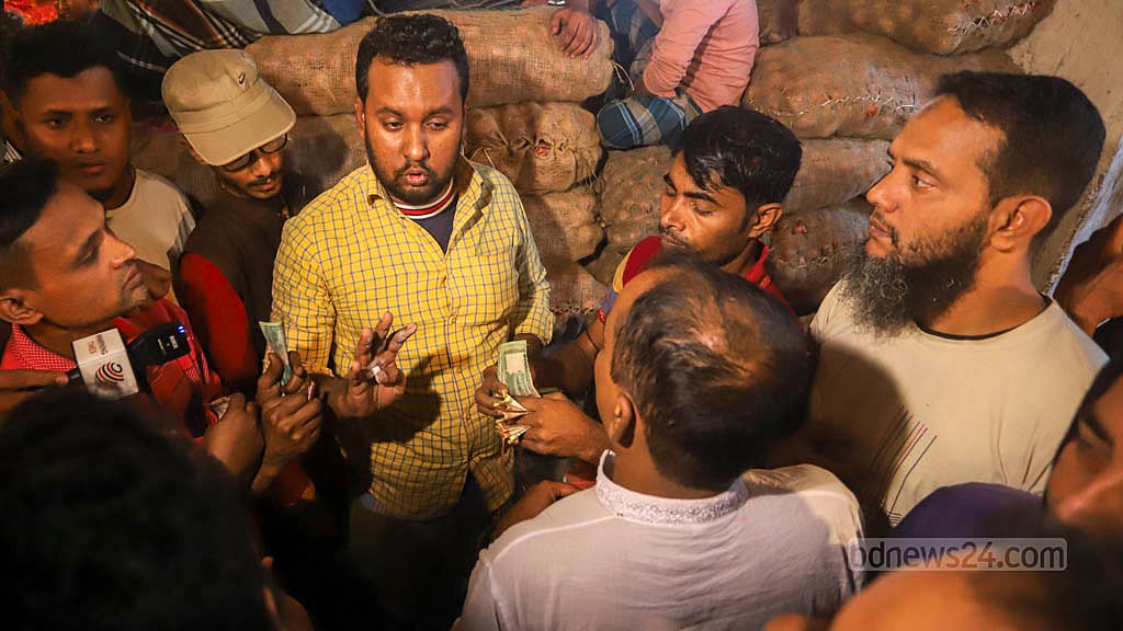 অভিযান: কারওয়ান বাজারে মাইকে ঘোষণা দিয়ে ১১০ টাকায় পেঁয়াজ বিক্রি