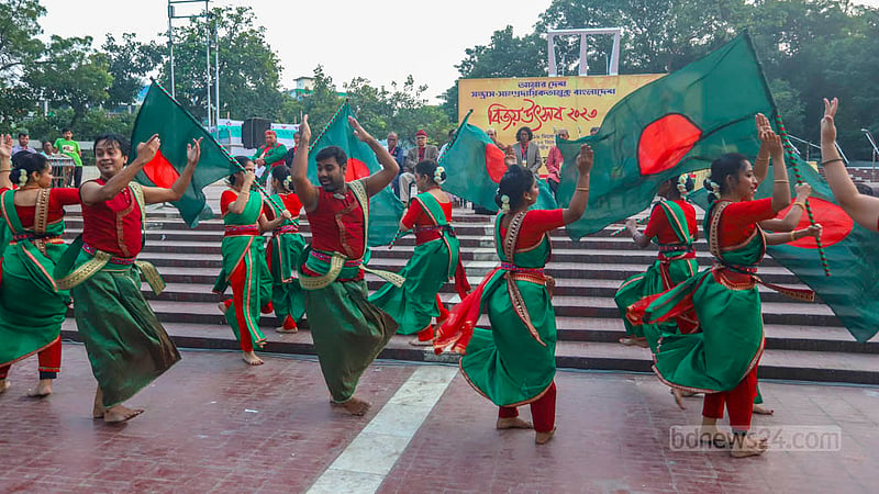 শহীদ মিনারে সম্মিলিত সাংস্কৃতিক জোটের বিজয় উৎসবে নৃত্য পরিবেশন করেন শিল্পীরা।