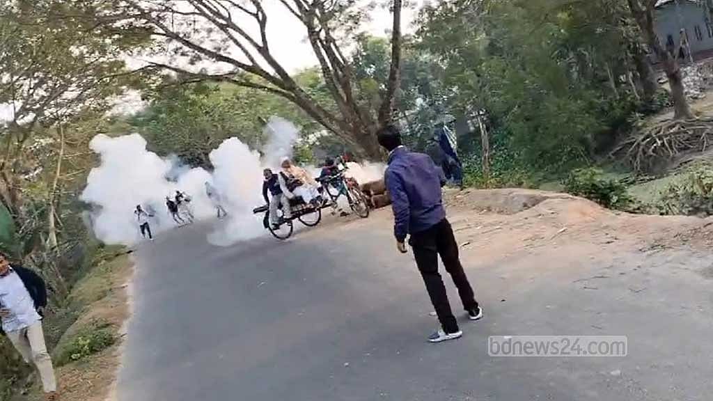 মাদারীপুরে স্বতন্ত্র প্রার্থীর মিছিলে বোমা হামলা: ৫৭ জনকে আসামি