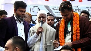 নির্বাচনি সমাবেশে গিয়ে অটোগ্রাফ দিলেন সাকিব