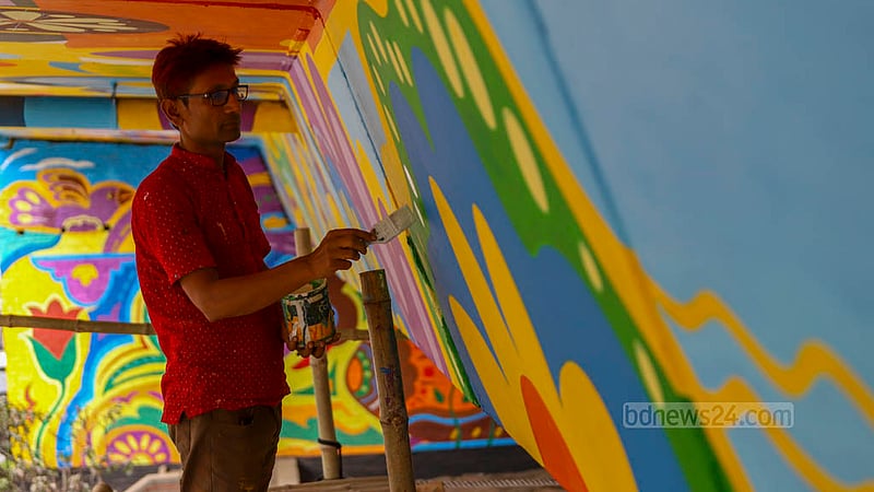ঢাকার মহাখালী ফ্লাইওভারে দৃষ্টিনন্দন চিত্র আঁকায় শিল্পীদের সহায়তা করছেন এ রঙমিস্ত্রি।&amp;nbsp;ছবি: তাওহীদুজ্জামান তপু