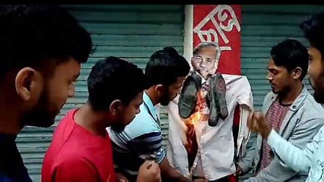 নৌকায় চড়া শাহজাহান ওমরের কুশপুতুল দাহ ঝালকাঠিতে