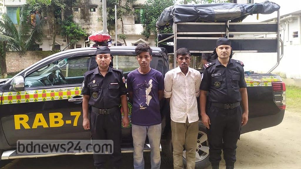 ফেনীতে `গাড়ি চোর চক্রে’র ২ সদস্য গ্রেপ্তার, পিকআপ উদ্ধার