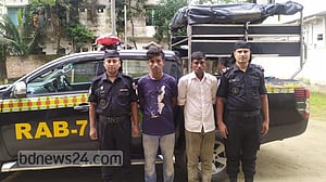 ফেনীতে `গাড়ি চোর চক্রে’র ২ সদস্য গ্রেপ্তার, পিকআপ উদ্ধার