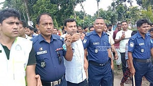 দিনাজপুরে ছাত্রীকে শ্লীলতাহানির অভিযোগে স্কুল ঘেরাও, শিক্ষক গ্রেপ্তার