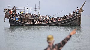 রোহিঙ্গাদের বহনকারী নৌকা ভিড়তে দেয়নি ইন্দোনেশিয়ার নৌবাহিনী