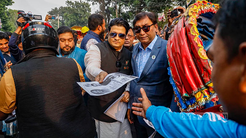 ঢাকা-১০ আসনে আওয়ামী লীগের প্রার্থী চিত্রনায়ক ফেরদৌস আহমেদ সোমবার বিকালে আজিমপুরে নির্বাচনী লিফলেট বিতরণ করেন।