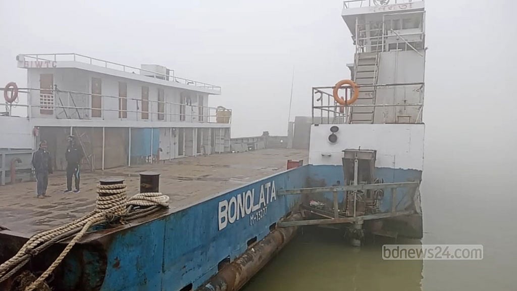 ঘন কুয়াশায় দৌলতদিয়া-পাটুরিয়া ফেরি বন্ধ