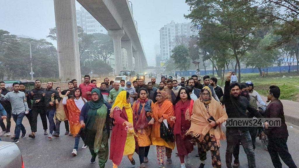 অবরোধের সকালে রিজভীর ঝটিকা মিছিল, দিলেন হুঁশিয়ারি