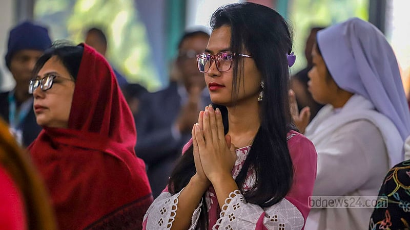 বড়দিনের সকালে সোমবার ঢাকার তেজগাঁওয়ের হলি রোজারি চার্চে প্রার্থনায় নারীরা।