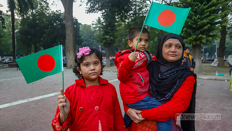 কেন্দ্রীয় শহীদ মিনারে মঙ্গলবার বিকালে সাংস্কৃতিক জোটের বিজয় উৎসবে স্বজনদের সঙ্গে জাতীয় পতাকা হাতে শিশুরা।
