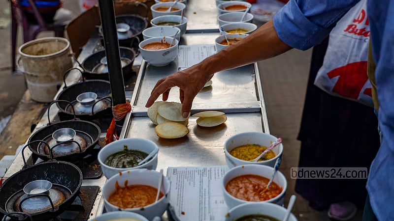 ঢাকার ফার্মগেইটে ফুটপাতের দোকানগুলোতে চিতই পিঠা দাম ঠিক করা হয় আকার ভেদে। ছোট আকারের পিঠা ৫ টাকা এবং বড় আকারের পিঠার দাম ১০ টাকা রাখছেন বিক্রেতারা।