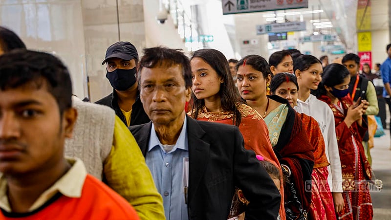 মতিঝিল স্টেশনে বুধবার মেট্রোরেলে উঠতে টিকেটের জন্য যাত্রীদের বেশকিছু সময় অপেক্ষা করতে হয়।