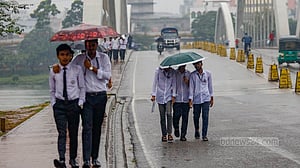 ঘূর্ণিঝড়ের প্রভাবে বৃষ্টি ঝরল ঢাকায়