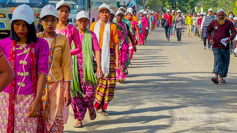 পার্বত্য চট্টগ্রাম চুক্তির বর্ষপূর্তি উদযাপনে শনিবার সকালে খাগড়াছড়িতে পার্বত্য জেলা পরিষদের আয়োজনে বর্ণাঢ্য শোভাযাত্রায় অংশ নেন বিভিন্ন বয়সের মানুষ।&amp;nbsp;ছবি: সমির মল্লিক