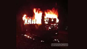 অবরোধের আগে আশুলিয়ায় বাসে অগ্নিসংযোগ