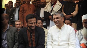 এক মঞ্চে সাকিব-শিখর, উন্নয়নের ধারা রক্ষায় চাইলেন ভোট