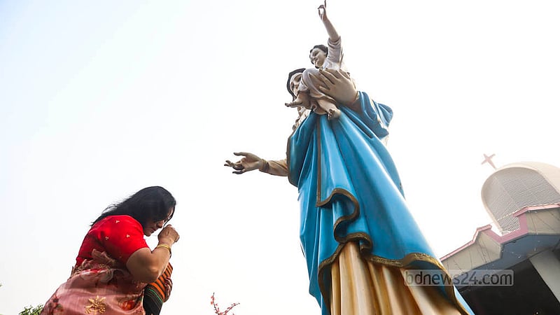 বড়দিনের সকালে সোমবার ঢাকার তেজগাঁওয়ের হলি রোজারি চার্চে প্রার্থনায় এক নারী।