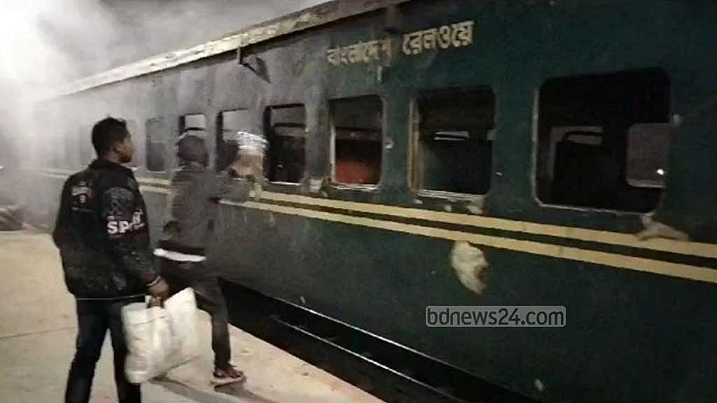 জয়পুরহাটে উত্তরা মেইল ট্রেনের বগিতে আগুন