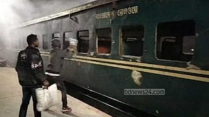 জয়পুরহাটে উত্তরা মেইল ট্রেনের বগিতে আগুন