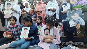 ‘১৩ বছর বাবাকে দেখি না, একটু দেখতে চাই’