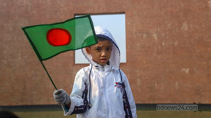 শহীদ বুদ্ধিজীবী দিবসে জাতির সূর্যসন্তানদের শ্রদ্ধা জানাতে রায়েরবাজার বধ্যভূমি স্মৃতিসৌধে আসে শিশুরাও।