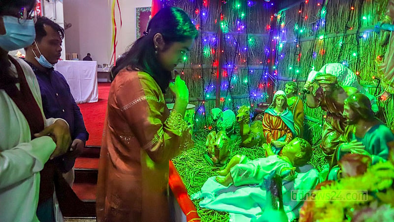 বড়দিন উপলক্ষে বর্ণিল সাজে ঢাকার তেজগাঁওয়ের হলি রোজারি চার্চ।