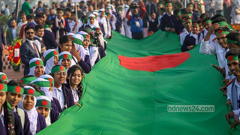 বিজয় দিবসে শনিবার সকালে সাভারের জাতীয় স্মৃতিসৌধে শ্রদ্ধা জানাতে আসে শিক্ষার্থীরাও।