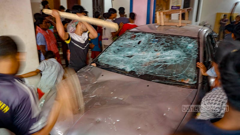 এক গৃহকর্মীর লাশ পাওয়ার পর রোববার ঢাকার বনশ্রীর এক বাসার গ্যারেজে থাকা গাড়ি ভাঙচুর করে উত্তেজিত জনতা।