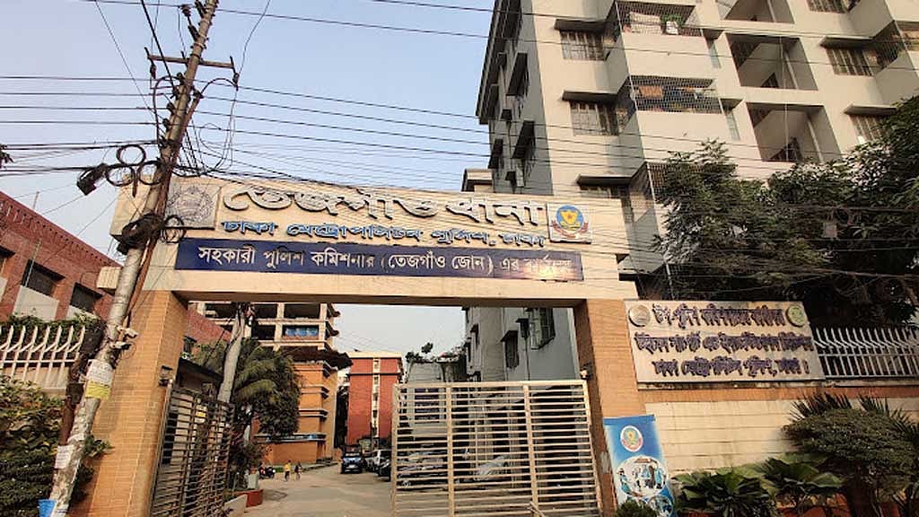 হাতে ছুরি ও মুখে ব্লেড নিয়ে ছিনতাই, কিশোরসহ আটক ৩