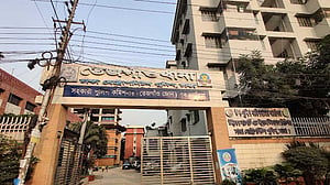 হাতে ছুরি ও মুখে ব্লেড নিয়ে ছিনতাই, কিশোরসহ আটক ৩