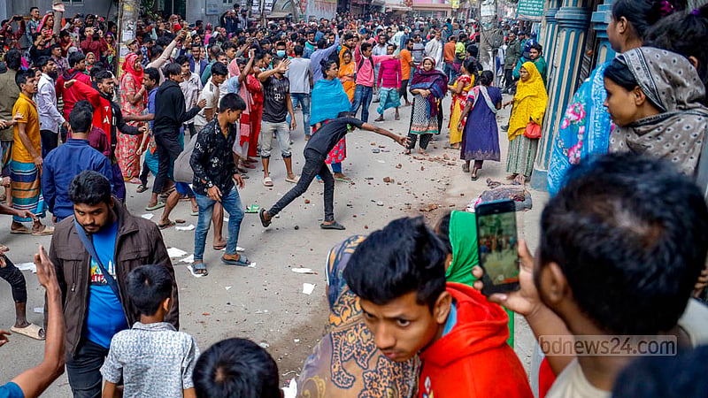 ঢাকার বনশ্রীতে রোববার এক বাসায় গৃহকর্মীকে হত্যার অভিযোগে উত্তেজিত এলাকাবাসী চড়াও হয় পুলিশের উপর। রাস্তা থাকা ইট ছুটতে থাকে বাসার গ্যারেজে দাঁড়ানো পুলিশের দিকে।