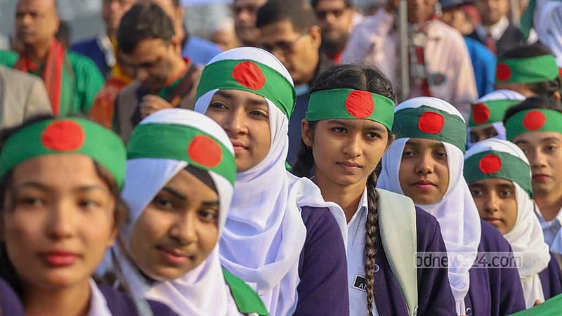 বিজয় দিবসে শনিবার সকালে সাভারের জাতীয় স্মৃতিসৌধে শ্রদ্ধা জানাতে আসে শিক্ষার্থীরাও।