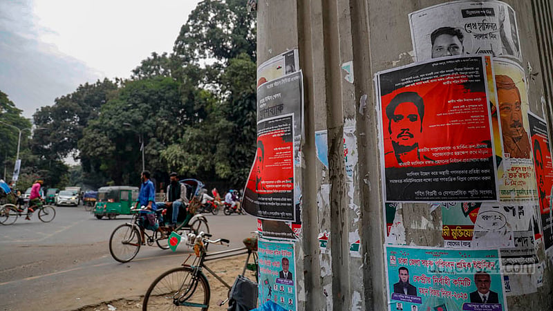 সুপ্রিম কোর্টের সামনে থেকে সারি সারি মেট্রোরেলের পিলারগুলো যেন পোস্টার প্রদর্শনীর স্থান হয়ে উঠেছে।